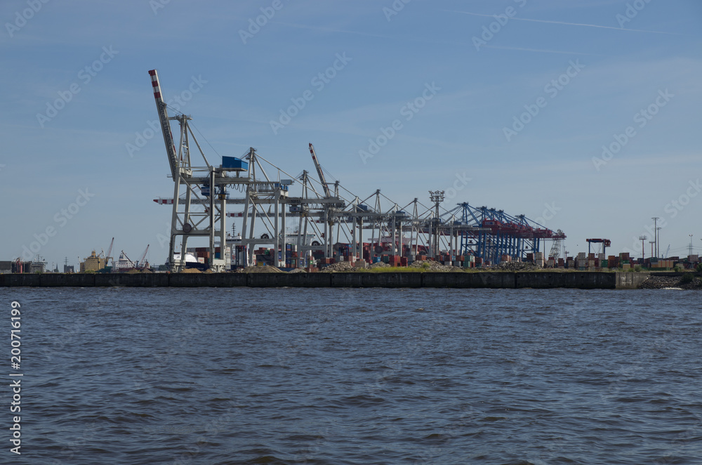 Kräne am Fluss Elbe im Industriehafen von Hamburg in Deutschland