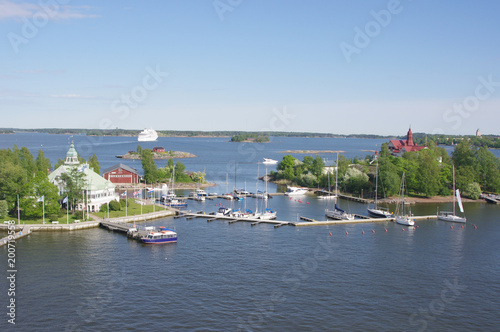 Kleiner Hafen mit vielen kleinen Booten an einem Fjord in Schweden