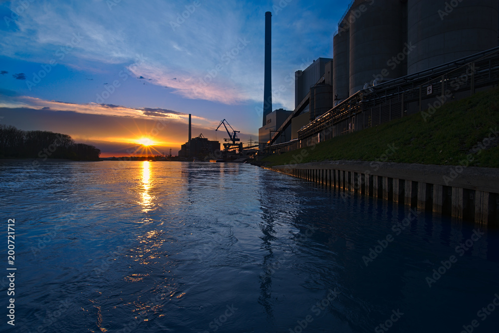 Sonnenuntergang am Rhein mit Kraftwerk