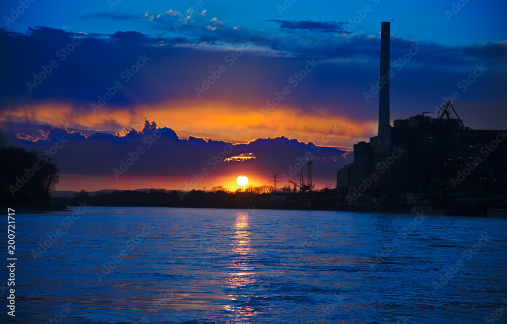 Sonnenuntergang am Rhein mit großen Wolken