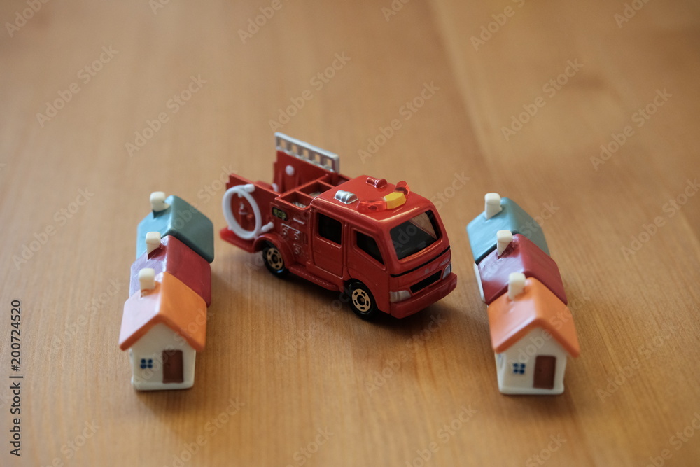 Obraz premium 家と消防車