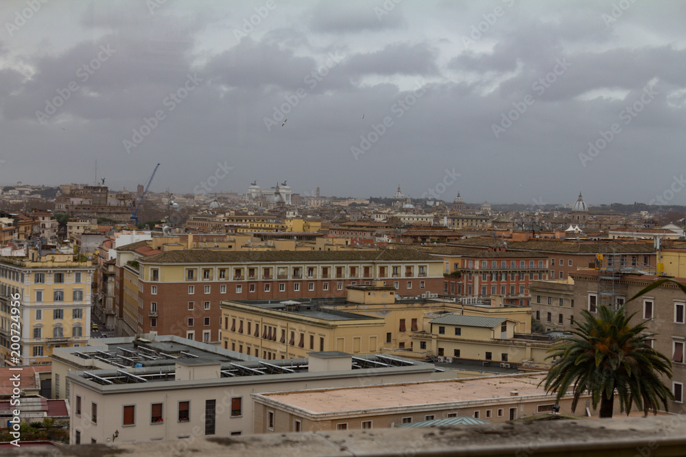 Fototapeta premium Blick über Rom in Italien an einem wolkenverhangenen Tag