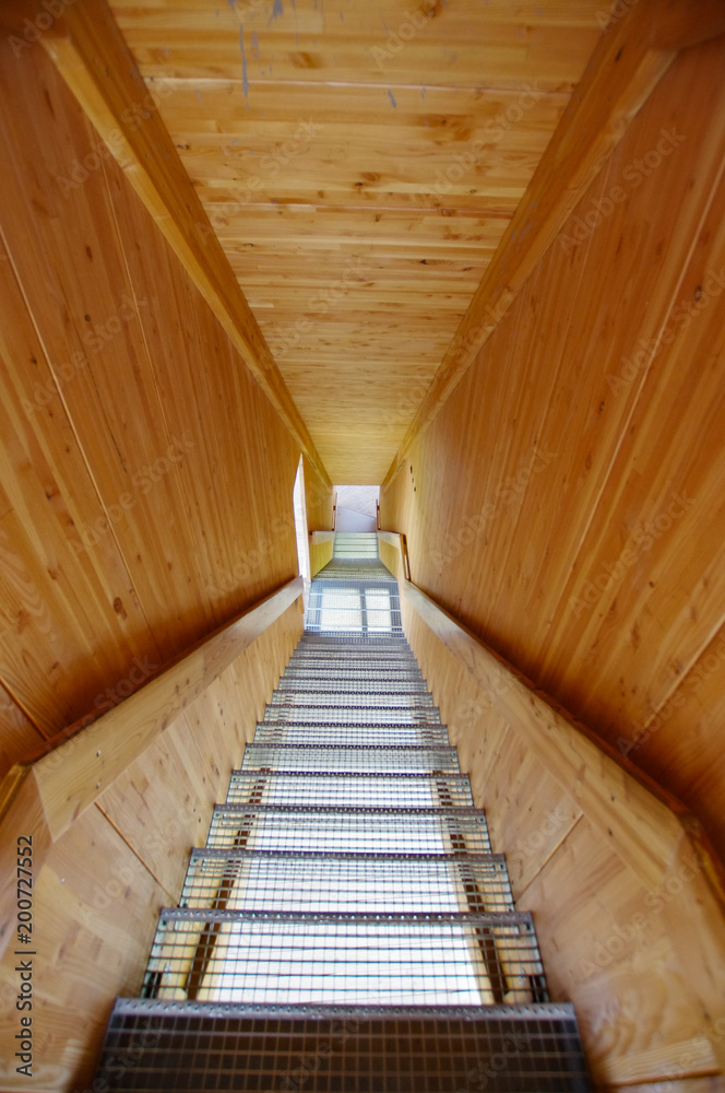 Blick abwärts in eine moderne hölzerne Treppe