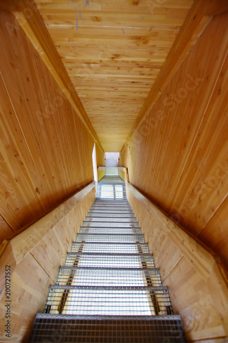 Blick abw  rts in eine moderne h  lzerne Treppe