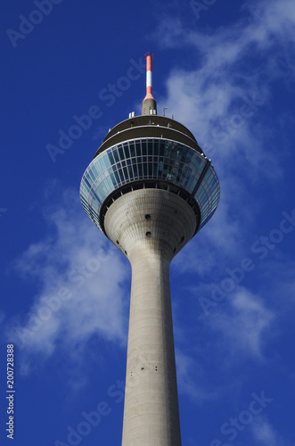 Fernsehturm bei strahlend blauem Himmel in Düsseldorf