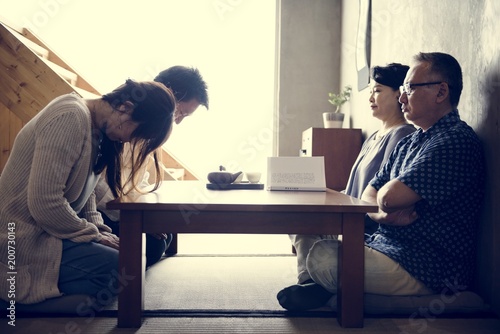 Fotografi Japanese family greeting bowing with senior