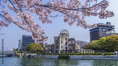 広島、世界遺産、平和記念公園、原爆ドーム、元安川、春、桜