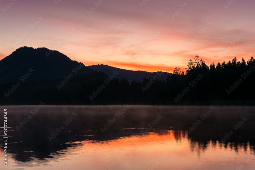 Sonnenaufgang am See in den Bergen