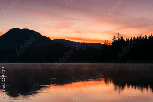 Sonnenaufgang am See in den Bergen © kentauros