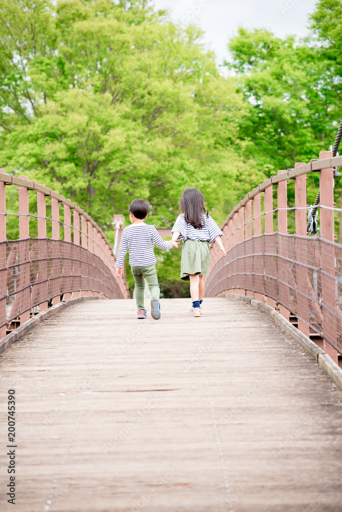 手をつないで歩く子供 手をつないで歩く子供