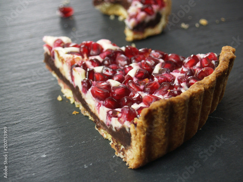 Tarte Gateau Dessert Chocolat Chocolat Noir Chocolat Blanc Joli Grenade Doux Rouge Fruits Patisseries Maison Stock Photo Adobe Stock