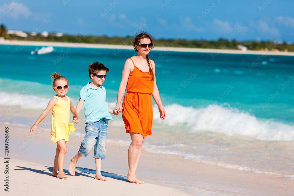 Fototapeta premium Family at Caribbean beach