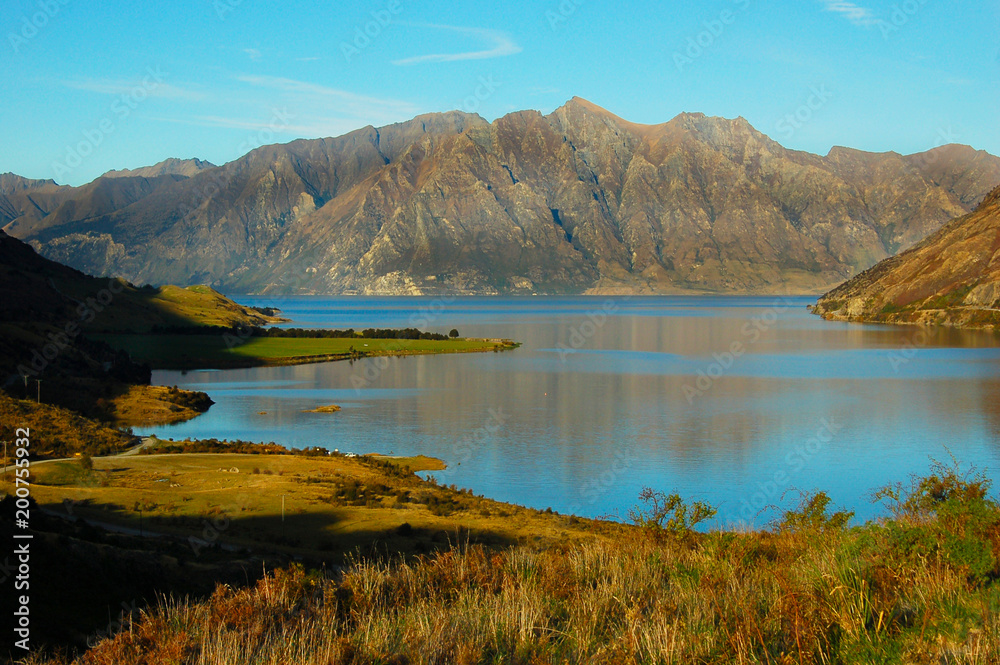 Fototapeta premium Lago entre montañas