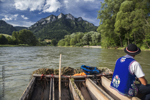 Foto rafter in a traditional outfit, Pieniny national park, Poland