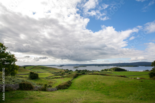 grüne Weidefelder und Wiesen mit Blick auf den Lough Corrib in Irland