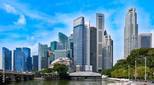 Panoramic view of Singapore business centre from Marina bay. Skyscrapers and tropical plants under deep blue sky © Oleksii Fadieiev