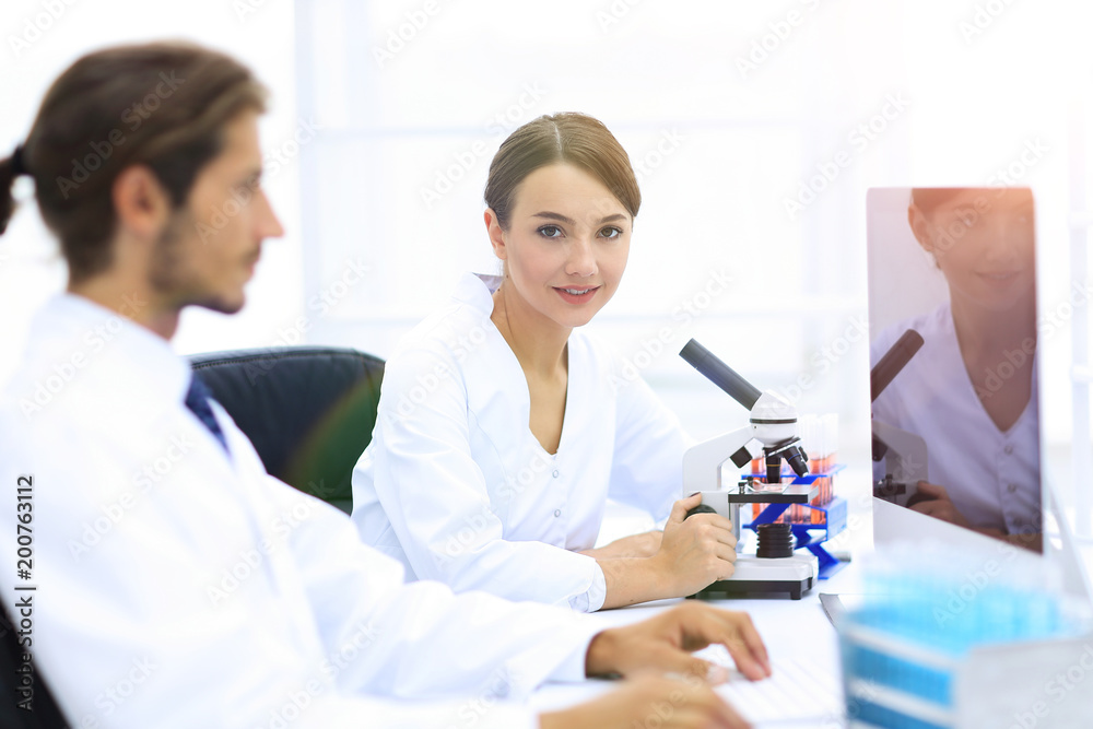 Obraz premium Lab expert working on a test using microscope