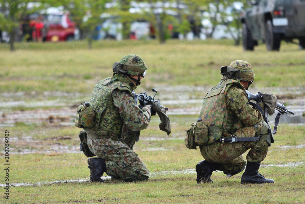 Fototapeta premium 銃を構える自衛官