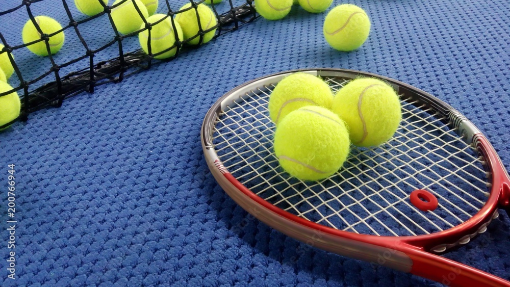 Tennisschläger mit Bällen in einer Tennishalle