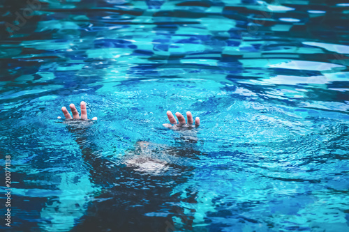 Canvas Print child in danger drowning in the pool