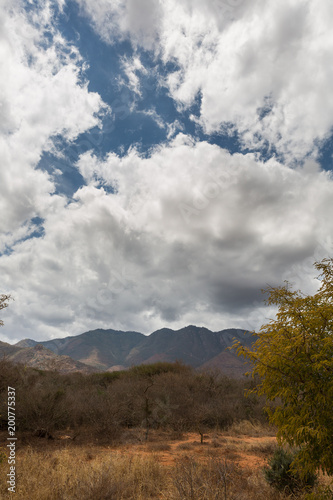 Wolken über einer Staubpiste - Afrika