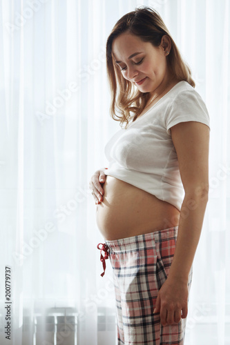 Image of angry pregnant woman posing isolated over grey wall. Looking at camera with arms crossed. Free Download Image of angry pregnant woman posing isolated over grey wall. Looking at camera with arms crossed. - GFXLoad