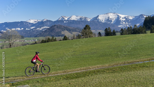 Mountainbike fahren im Früh...