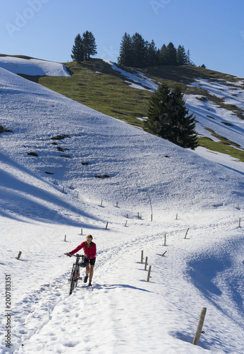 Mountainbike fahren im Früh...