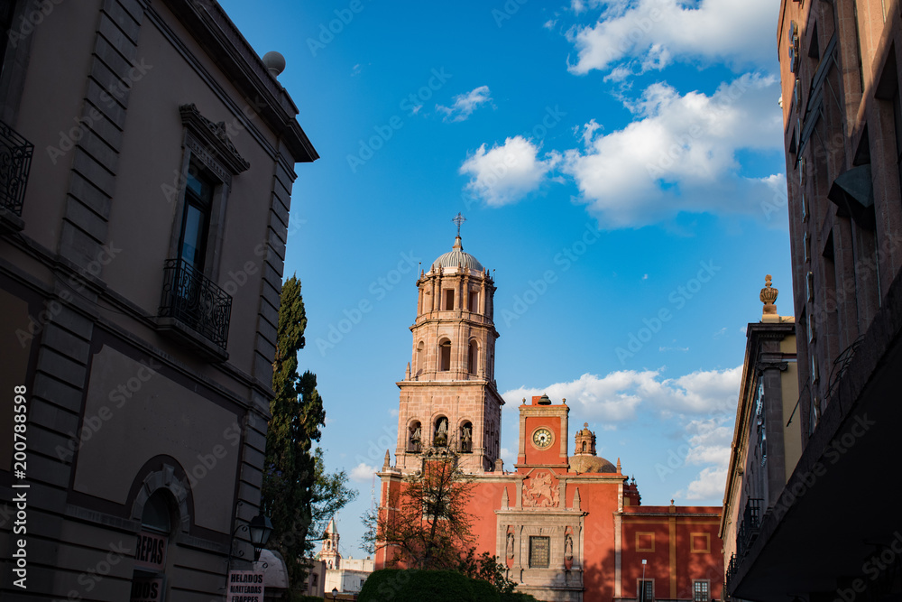 Naklejka premium Iglesia y calle en Querétaro México
