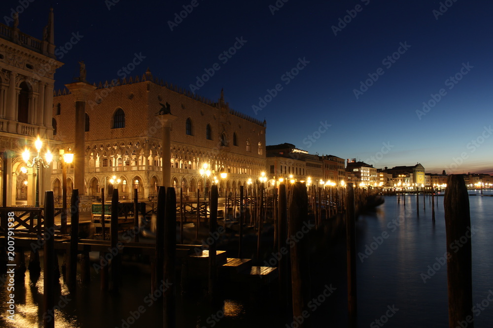 Naklejka premium Blaue Stunde in Venedig