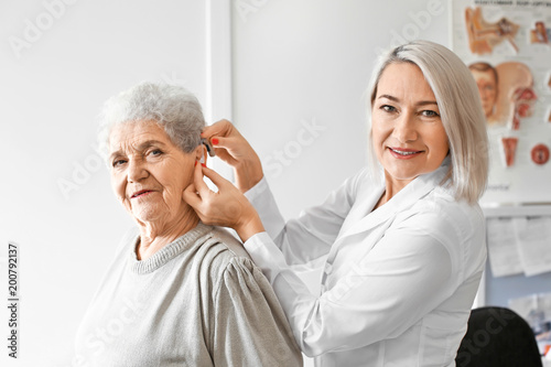 Otolaryngologist putting he...