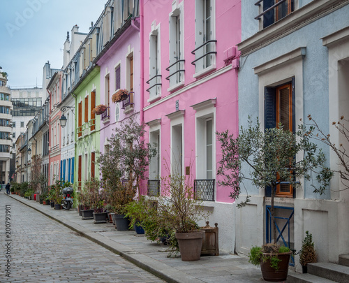 Fototapeta Naklejka Na Ścianę i Meble -  Rue pittoresque et colorée de Paris
