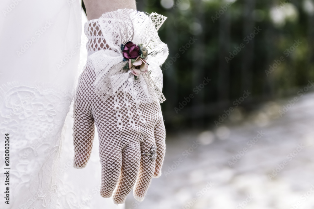 Niña vestida con accesorios y guantes de primera Comunión Stock Photo |  Adobe Stock