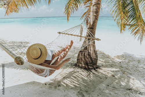 Canvastavla Maldive islands. girl is relaxing in hammock and reading book