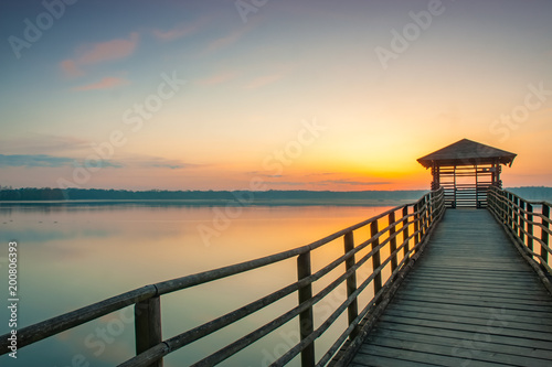 Wschód słońca nad jeziorem © Adam Kraszewski