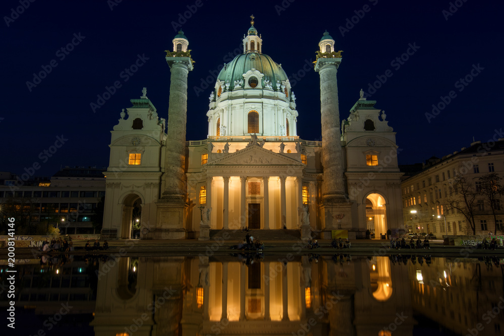 Karlskirche Wien bei Nacht