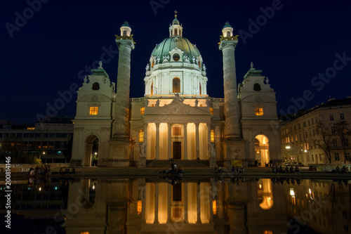 Karlskirche Wien bei Nacht