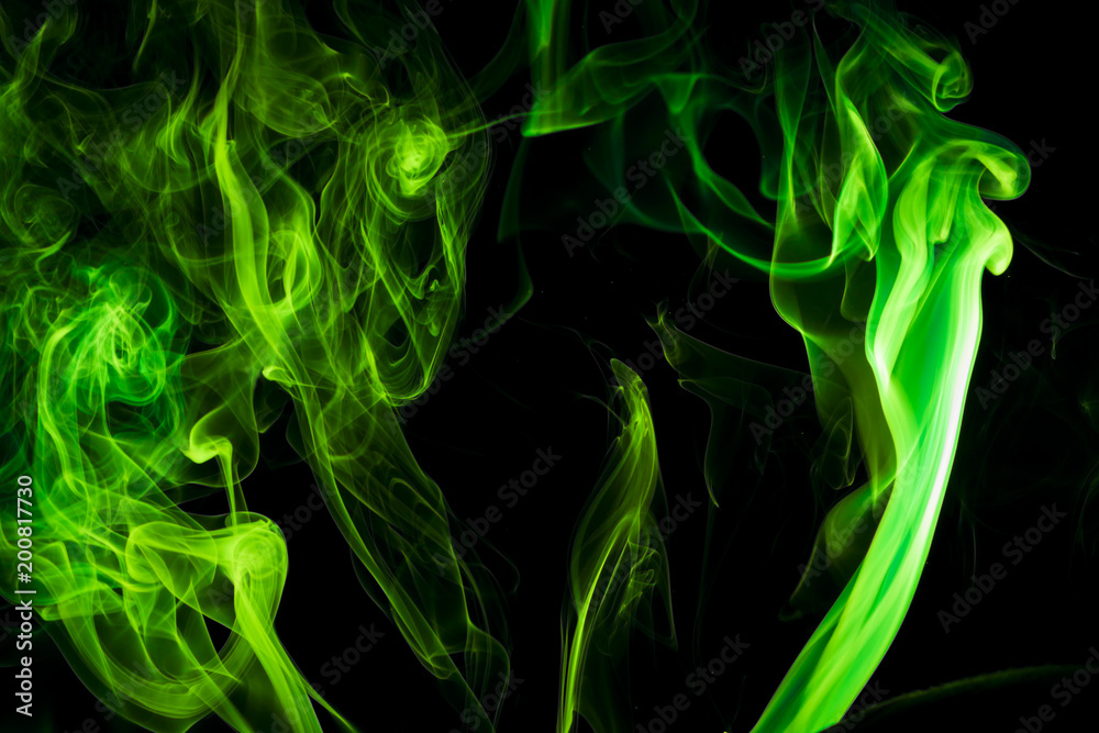 Obraz premium Green smoke on black background