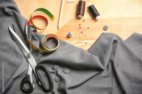 Photos Composition with fabric and accessories for tailoring on wooden background