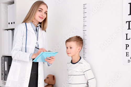Young female doctor measuri...