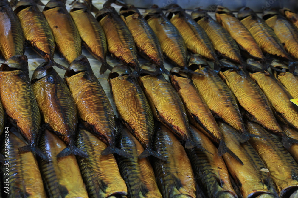 Obraz premium Smoked mackerel on market stall