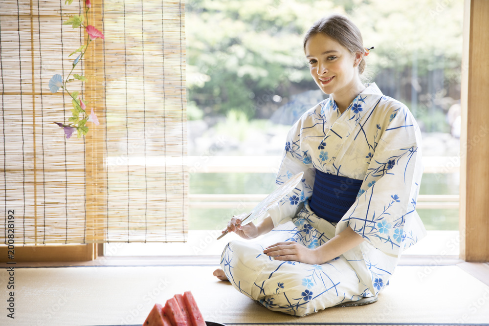 うちわで扇ぐ浴衣を着た外国人観光客 Stock Photo Adobe Stock