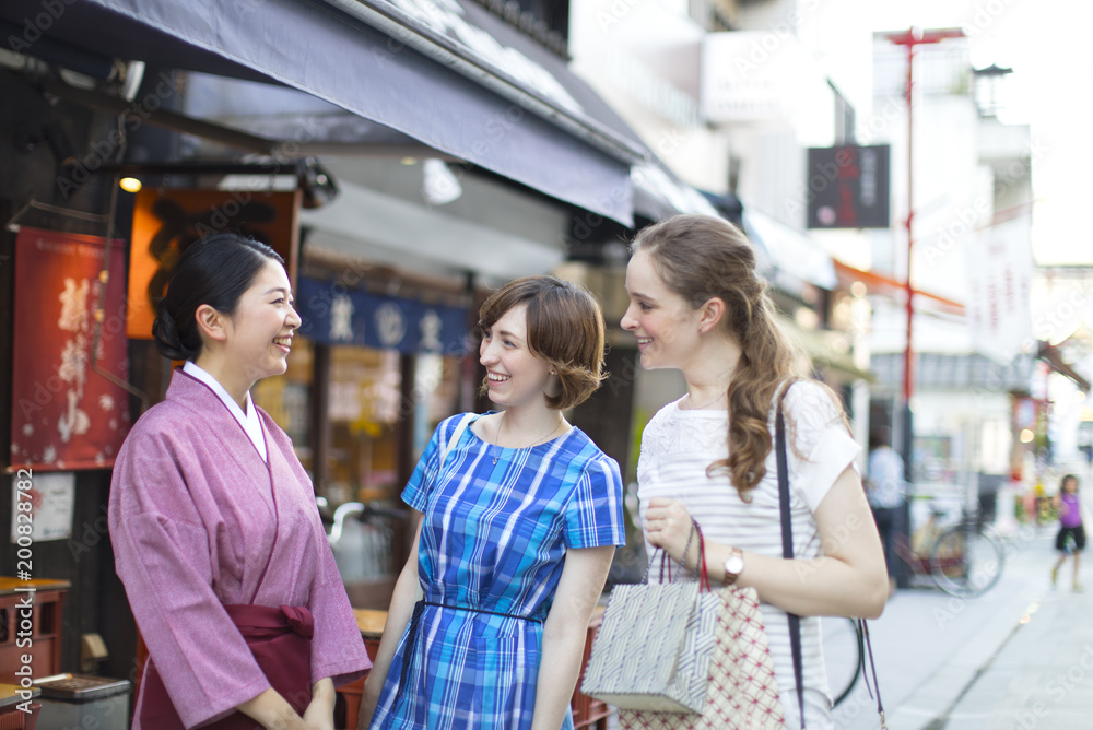店員と話しをする外国人観光客 店員と話しをする外国人観光客