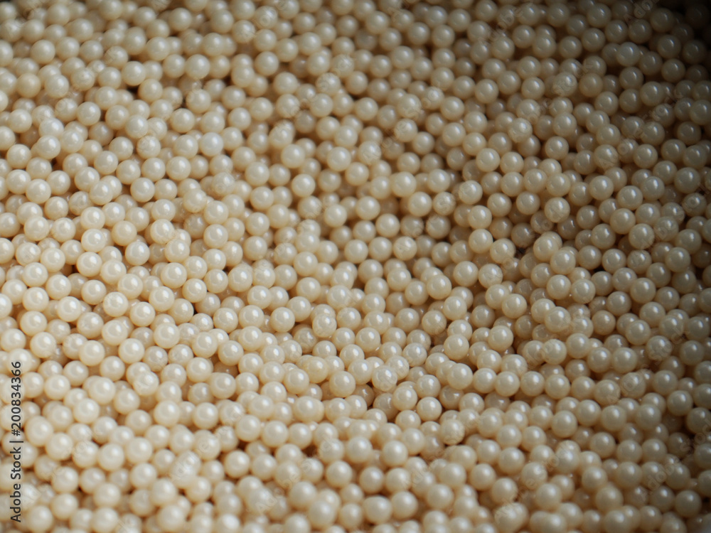 Sparkling beads in pearl