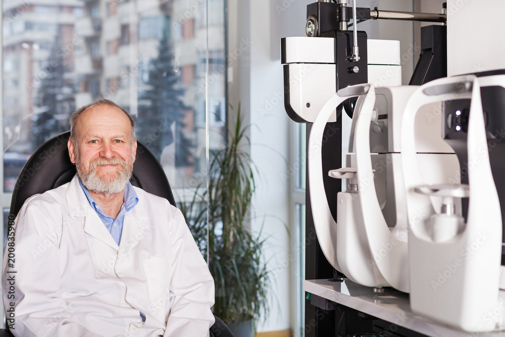 Obraz premium Mature male ophthalmologist