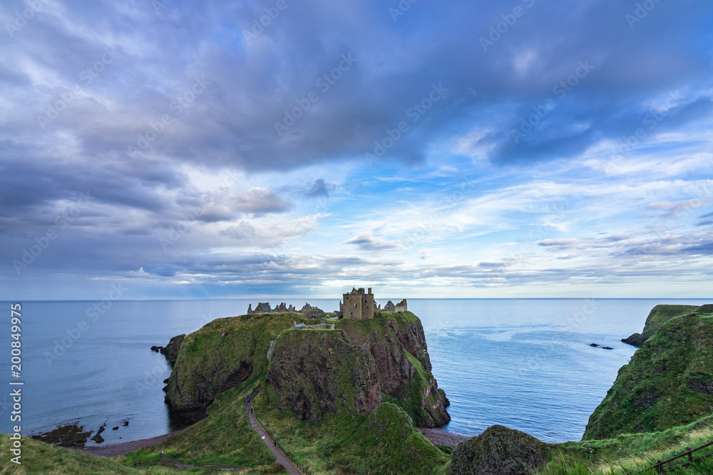 Naklejka premium Sunset seascape at Dunnottar Castle, Stonehaven, Aberdeenshire, Scotland, Britain