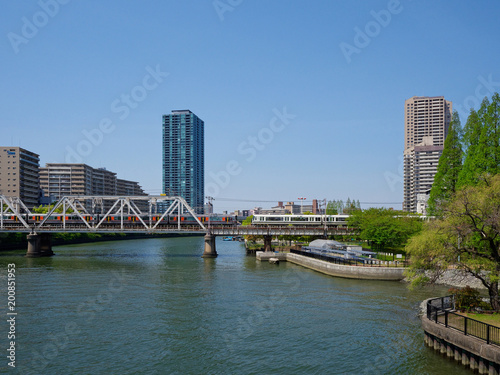 大阪環状線 淀川橋梁ですれ違う新型と快速