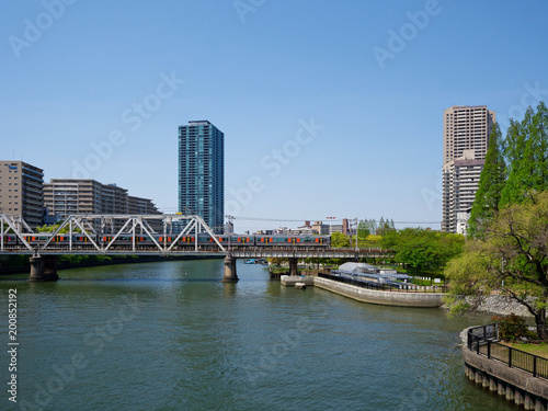 大阪環状線 淀川橋梁を渡る新型車両 © Loco