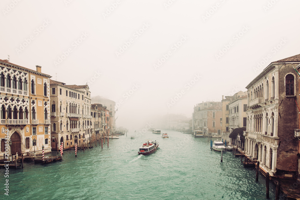 Obraz premium View of the Grand Canal from the Rialto Bridge
