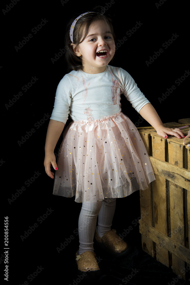 Niña disfrazada de princesa bailarina hada feliz y contenta jugando a  disfraces Stock Photo | Adobe Stock